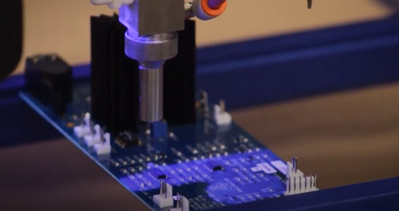 Video sobre los recubrimientos electrónicos de curado con luz para tarjeta de circuito impreso de Dymax